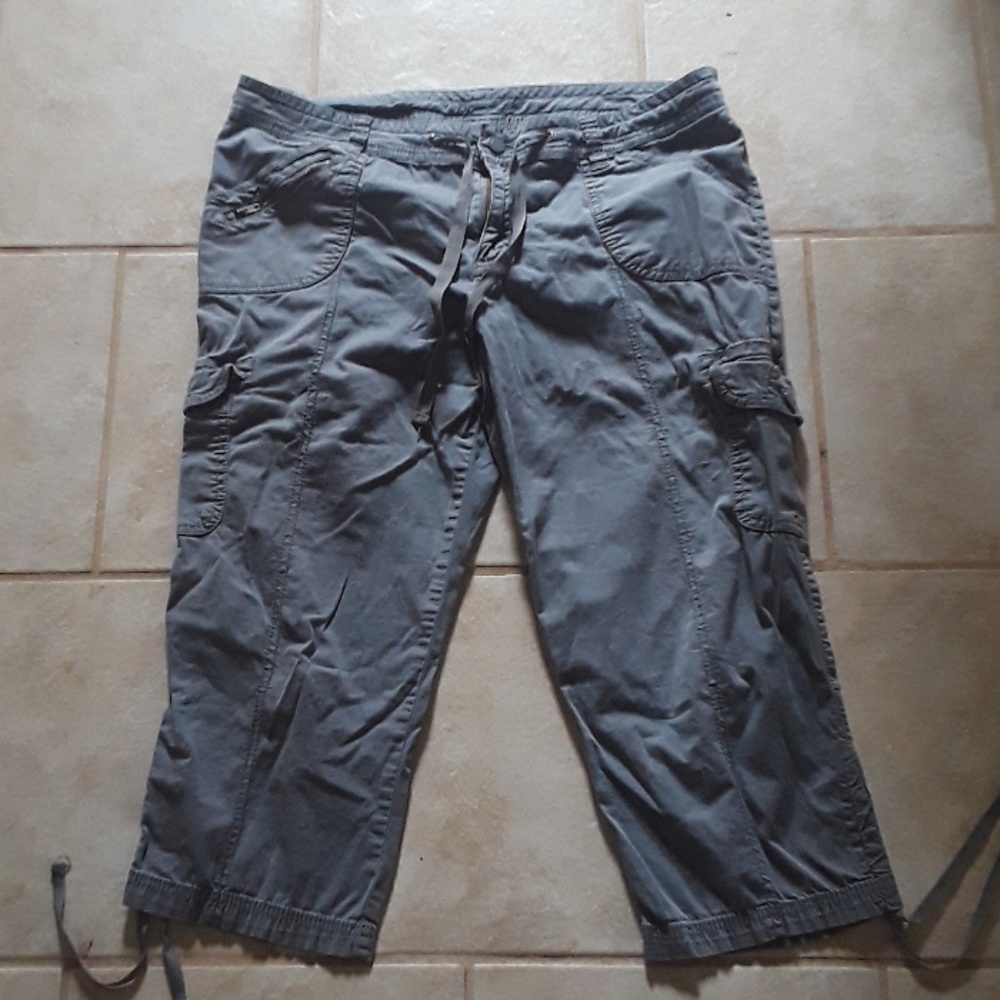 Capri pants.